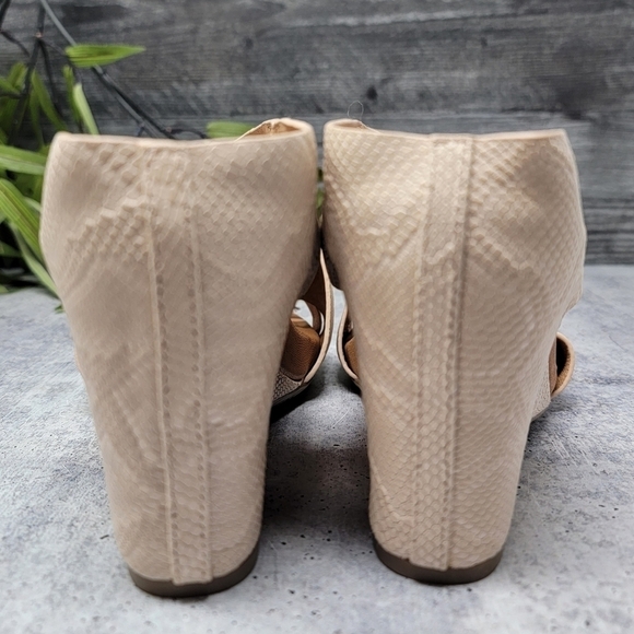 NWT Gentle Souls Kenneth Cole | Inna Beige Snakeskin Leather Wedge Sandals - Picture 6 of 11